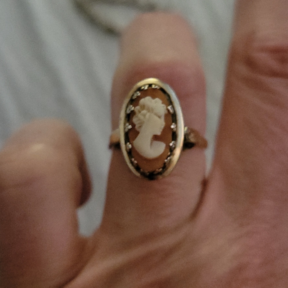 Ladies cameo ring